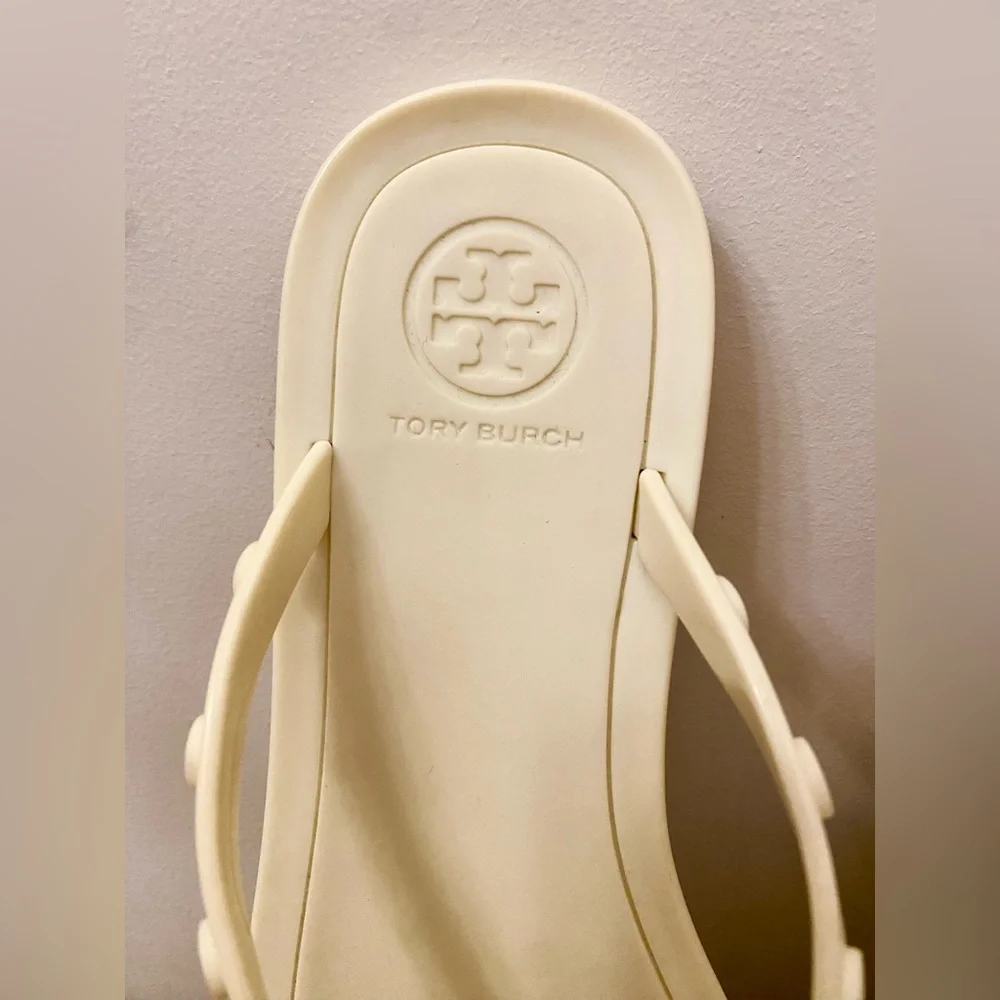 Tory Burch Cream Yellow SZ 6M Quiet Luxury Studded Logo Jelly Thong Flip Flops